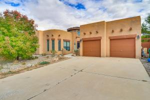 リオランチョにあるEasy ABQ Access Large Family Home with Patio and Yardの大家
