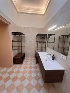 a bathroom with a sink and a mirror at Gradini dell arte in Naples