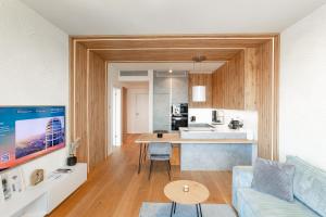 ブラチスラヴァにあるSKY PARK - Luxury Apartment - Free Parkingのソファとテーブルのあるリビングルームとキッチン