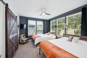 Postel nebo postele na pokoji v ubytování Stylish Historic Home Near Bishop Arts 5 min