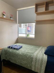 Кровать или кровати в номере Departamento moderno con buena ubicación