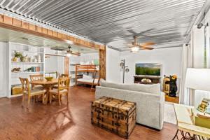 Line SpringにあるCozy well equipped cabin in scenic Wears Valleyのソファとテーブルのあるリビングルーム
