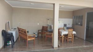 a kitchen and dining room with a table and chairs at Hostel Fratelli Costa in Delfinópolis
