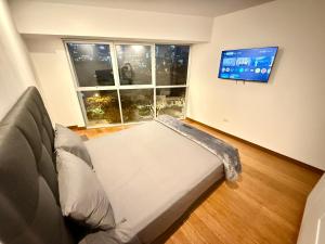 リマにあるLuxloftのソファと薄型テレビのあるリビングルーム