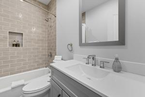 WilmetteにあるBright Modern 3Bed 2,5Bath Evanston Home withParking homeの洗面台、トイレ、鏡のあるバスルーム