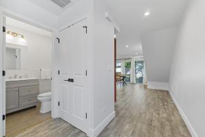WilmetteにあるBright Modern 3Bed 2,5Bath Evanston Home withParking homeのトイレと洗面台を備えた白いバスルーム +21枚の写真