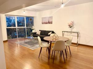 a living room with a table and chairs and a couch at Luxloft in Lima