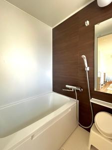 ein Badezimmer mit Badewanne und Toilette in der Unterkunft トライアングル若宮201 trianglewakamiya in Tokio