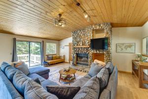 Una sala de estar con un sofá y una chimenea. en 3 Mi to Lake Tahoe Forest-View Sanctuary with Deck!, en Incline Village