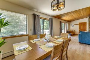 Un comedor con mesa y sillas de madera. en 3 Mi to Lake Tahoe Forest-View Sanctuary with Deck!, en Incline Village
