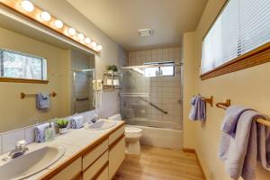 Un baño con lavabo, inodoro y ducha. en 3 Mi to Lake Tahoe Forest-View Sanctuary with Deck!, en Incline Village 17 fotos más