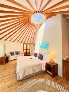 ein Schlafzimmer mit zwei Betten und einer Decke in der Unterkunft Blue Lagoon Beach Resort in Nacula Island