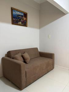 een bruine bank in een woonkamer met een schilderij bij Hermoso Departamento en excelente ubicación en ciudad del Este in Ciudad del Este +1 foto