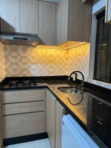 een keuken met een spoelbak en een aanrechtblad bij Hermoso Departamento en excelente ubicación en ciudad del Este in Ciudad del Este