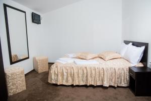 um quarto com uma cama com dois livros em Hostel Karisma em Bacău