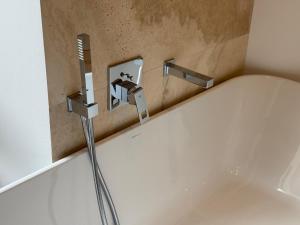 a bathroom with a bath tub with a sink at Offenbach 200 m2 9 Betten O2 EG in Offenbach