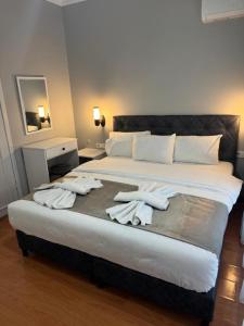 une chambre avec un grand lit avec des serviettes dessus dans l'établissement gallelius, à Istanbul