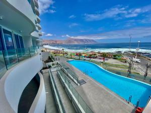 a view of the ocean from the balcony of a building at Deapartamento al Océano-Primer Linea ,Península Cavancha in Iquique
