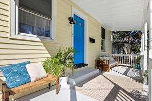 una veranda con panchina e porta blu di Bright & Spacious 3BR Cottage Minutes to DC a Brentwood