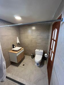 Un baño de Hesed Hospedaje