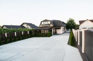 a driveway in a residential neighborhood with houses at Hostel Karisma in Bacău