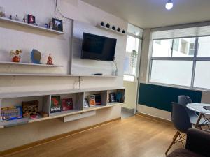 een woonkamer met een flatscreen-tv en een tafel bij Departamento moderno con buena ubicación in Lima +27 foto's