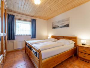 een slaapkamer met een groot houten bed in een kamer bij Chapter Two in Niedernsill