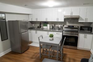 Кухня или мини-кухня в Studio Apartment B - Full Kitchen - Cozy and Modern
