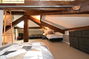1 dormitorio con 1 cama en una habitación con vigas de madera en Cannes Provencal Paradise, en Cannes