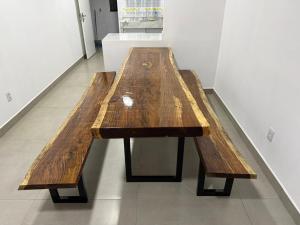 a long wooden table in a room with at Apartamento Bela Vista in Canoinhas
