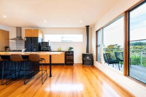 Η κουζίνα ή μικρή κουζίνα στο Sweeping Ocean Views Pet Friendly