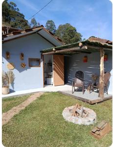 a backyard with a patio and a house at Recanto da paz in Monte Verde