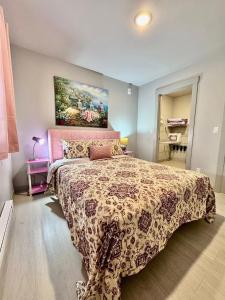 Un dormitorio con una cama y un cuadro en la pared. en South west, en Seattle