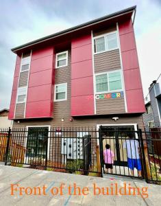 Un frente de un edificio con una valla en South west, en Seattle