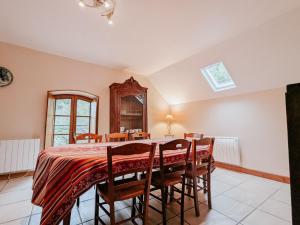 ein Esszimmer mit Tisch und Stühlen in der Unterkunft Gîte unique dans propriété historique avec musée, proche Châteauroux, 4 chambres, cheminée, fibre, parking. - FR-1-591-49 in Arthon