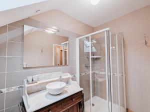 ein Badezimmer mit Waschbecken und Dusche in der Unterkunft Gîte unique dans propriété historique avec musée, proche Châteauroux, 4 chambres, cheminée, fibre, parking. - FR-1-591-49 in Arthon + 18 Fotos