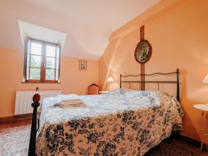 ein Schlafzimmer mit einem Bett und einer Uhr an der Wand in der Unterkunft Gîte unique dans propriété historique avec musée, proche Châteauroux, 4 chambres, cheminée, fibre, parking. - FR-1-591-49 in Arthon