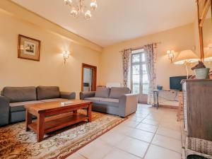 a living room with two couches and a coffee table at Gîte cosy en Berry avec jardin et parking, proche de Châteauroux, pour 10 personnes - FR-1-591-31 in Arthon