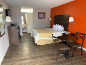 una habitación de hotel con una cama y una mesa en Days Inn by Wyndham Clinton, en Clinton