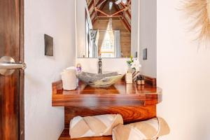 une salle de bain avec un lavabo et un miroir dans l'établissement Aldea Kanaloa Hotel Puerto Escondido, à Brisas de Zicatela