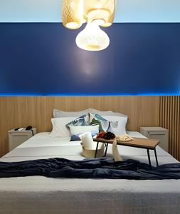a bedroom with a bed with a blue wall at Apartamento charmoso em Santos ao lado da praia in Santos