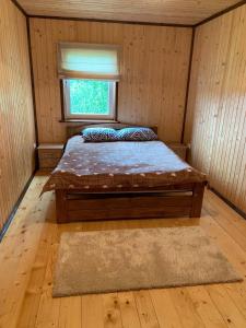 ein Schlafzimmer mit einem Bett in einem Zimmer mit Fenster in der Unterkunft Армаден in Slawske
