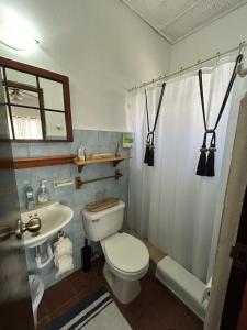 een badkamer met een toilet, een wastafel en een douche bij B&B EL Litoral in Playa Coronado