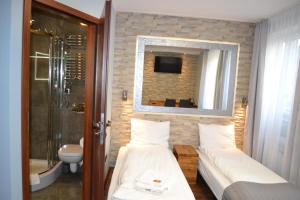 Ένα μπάνιο στο Villa Vip pokoje,śniadanie,Apartament kinowy +25 φωτογραφίες
