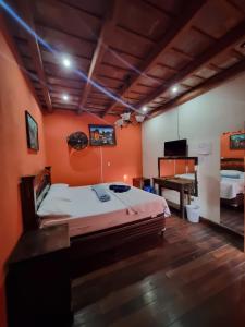 ein Schlafzimmer mit einem großen Bett und einem Schreibtisch in der Unterkunft Hotel ciudad de los sueños antigua in Antigua Guatemala