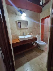 ein Badezimmer mit Waschbecken und Toilette in der Unterkunft Hotel ciudad de los sueños antigua in Antigua Guatemala + 18 Fotos