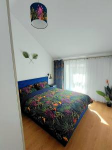 ein Schlafzimmer mit einem Bett mit einer bunten Decke in der Unterkunft Blue Door Apartments in Dover