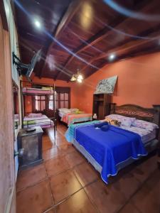 Zimmer mit 2 Betten in einem Zimmer in der Unterkunft Hotel ciudad de los sueños antigua in Antigua Guatemala