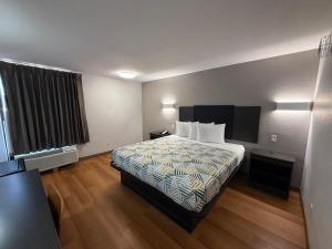 a hotel room with a bed and a window at Motel 6-Oklahoma City, OK - South in Oklahoma City