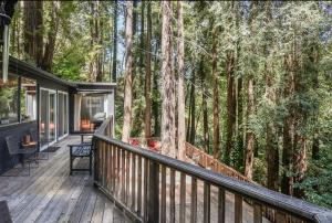 una casa nel bosco con una terrazza in legno di Norcal Hideaway - Dogs OK a Guerneville
